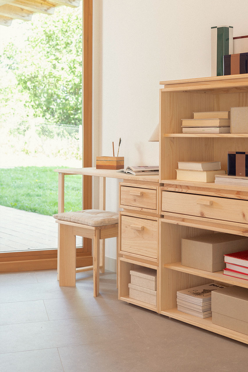 Imagen de ambiente 2 para:Escritorio de madera con cajones y hueco
